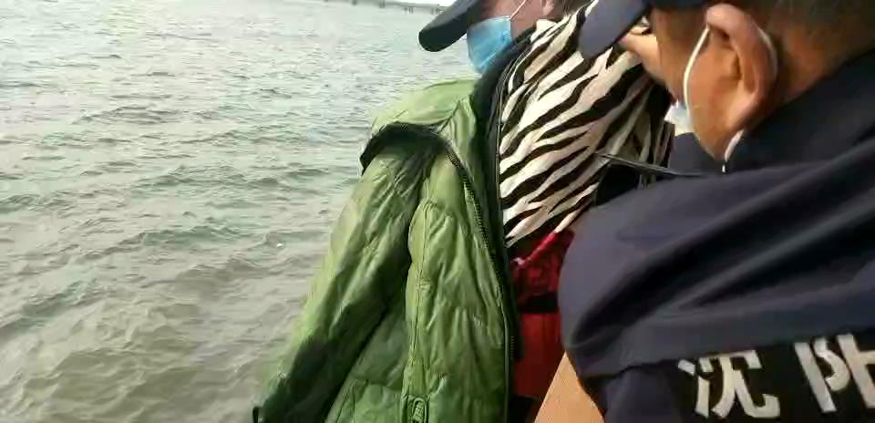 沈阳雷豹保安公司志愿者勇救轻生跳水女现场手机视频.mp4_20200407_153456013.jpg