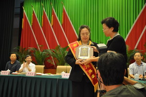 郭玉英秘书长为英雄的妻子颁发奖牌
