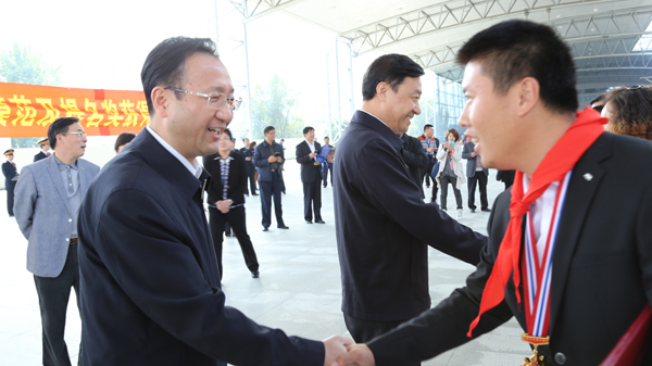 省委常委、宣传部长范卫平（左）接见王喜阳（右）.jpg