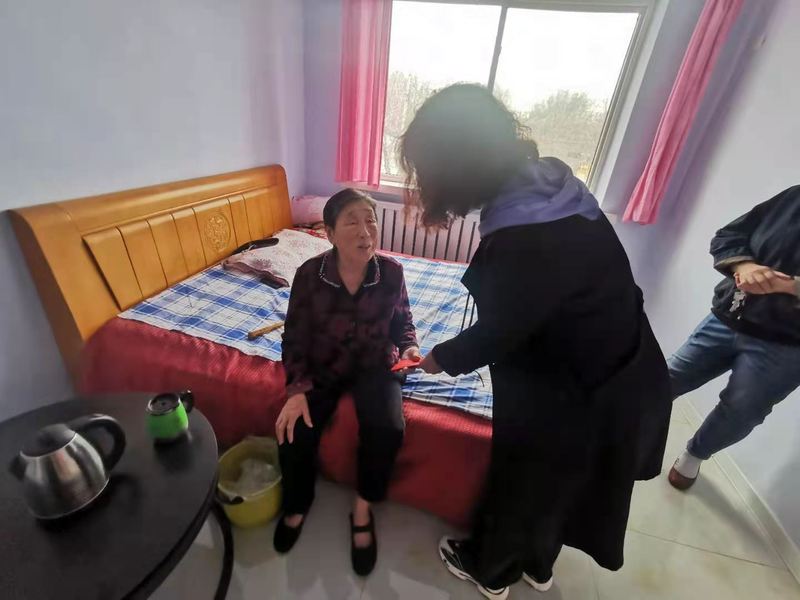 盘锦市兴隆台区开展清明节期间走访慰问见义勇为英烈家属（20210402）.jpg