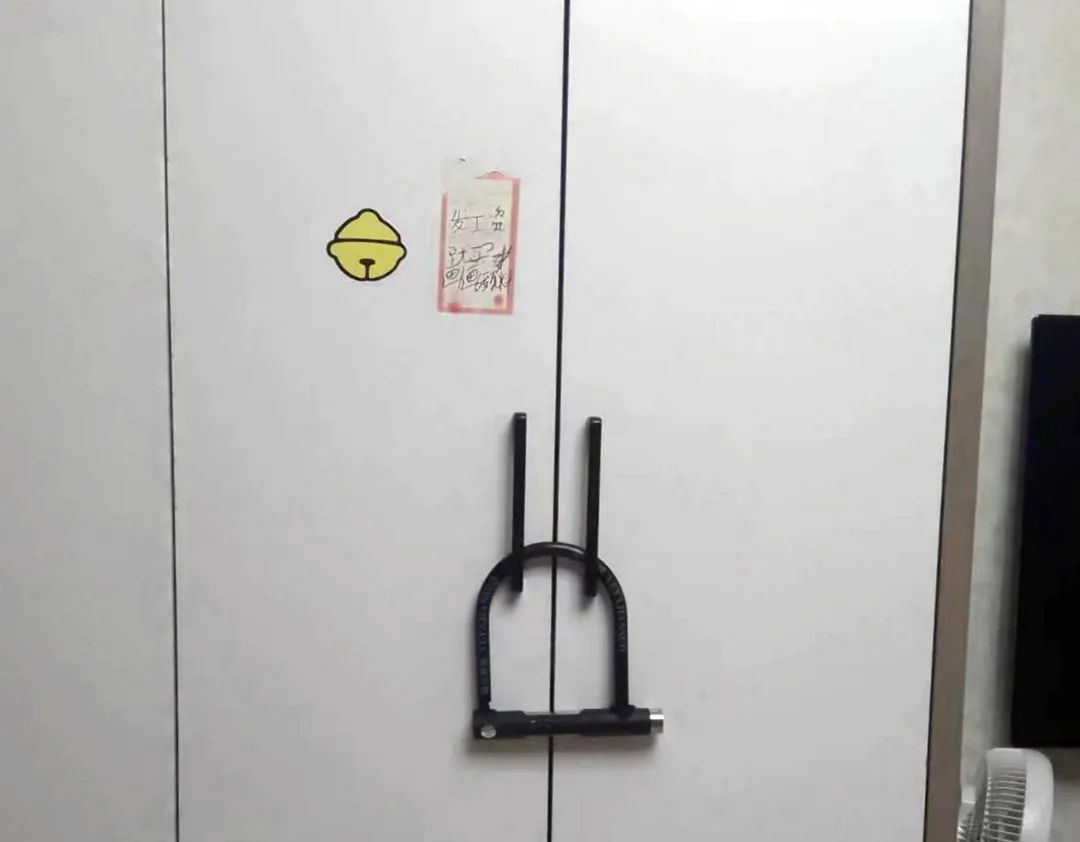 图3:钟一瑁同学为了保管好,还把自行车锁挂在了装有黄金的衣柜拉手上,而且我们还注意到上面还有”发工资就买画画颜料“的字样.jpg 图片