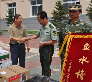 省见义勇为基金会副理事长李国志、秘书长向一支队赠送锦旗及办公用品